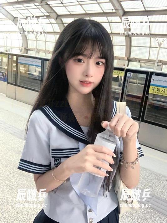 打开zztt11的首页，仿佛走进了一场疯狂的表演。